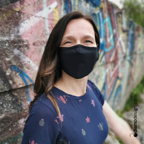 Lifestyle d'une femme portant le masque de protection contre le virus du covid-19 noir avec filtres offert chez Diamodesign.